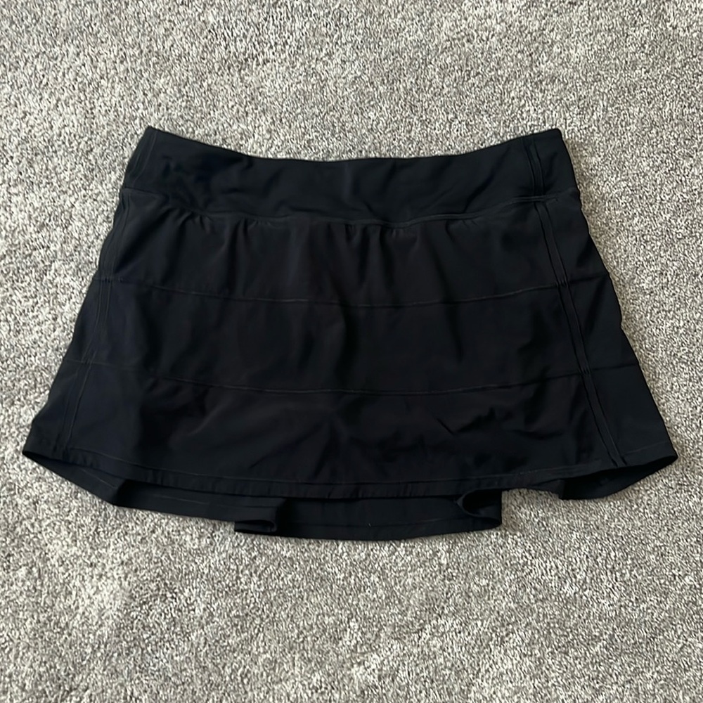 Lululemon like new women’s black pace rival skirt in EUC size 12 Tall